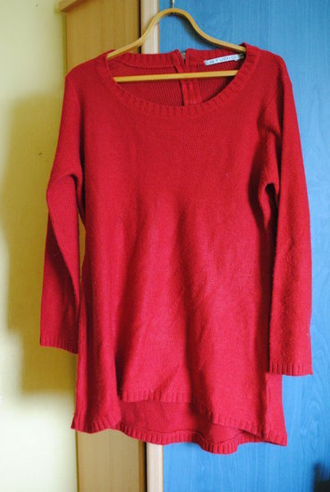 Didelis raudonas megztinis.