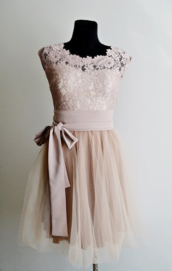 karameline tiulio suknelė
