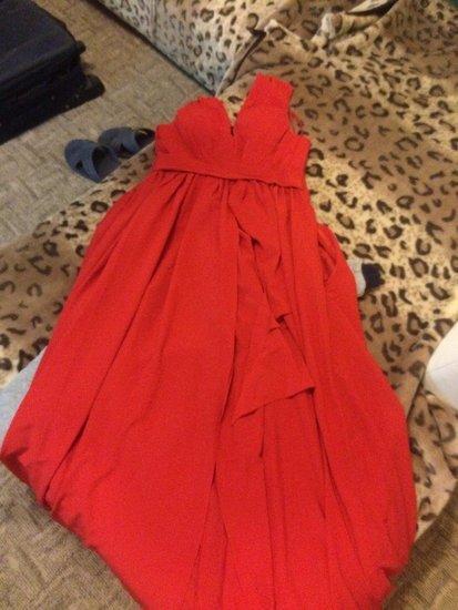 raudona ilga vakarine suknele 