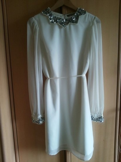 Balta suknelė ilgomis rankovėmis