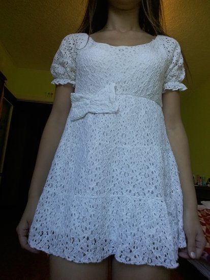 Balta nerta suknelė