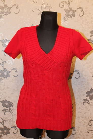 Raudonas ilgas megztinukas