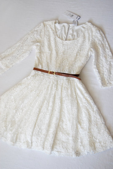 Baltos spalvos suknelė