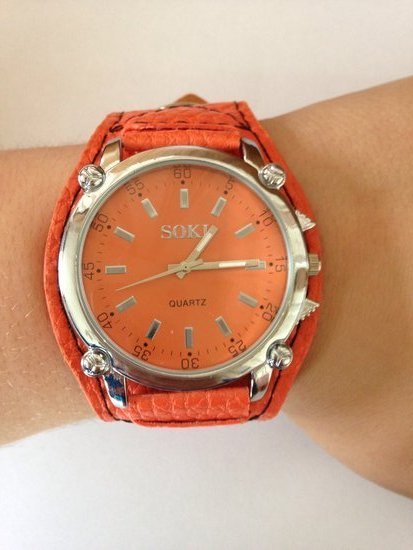 Oranžinės spalvos laikrodis