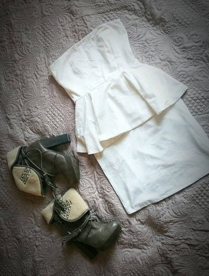 Peplum balta suknelė