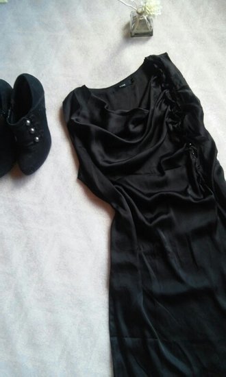 juoda daili suknele