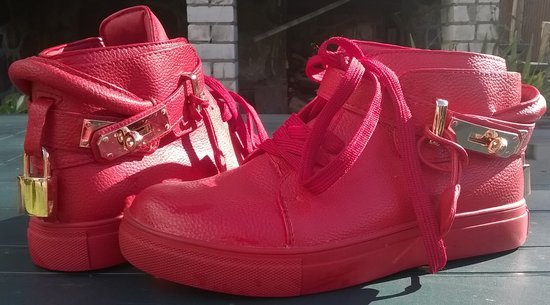 Nauji raudoni sportinio tipo batai
