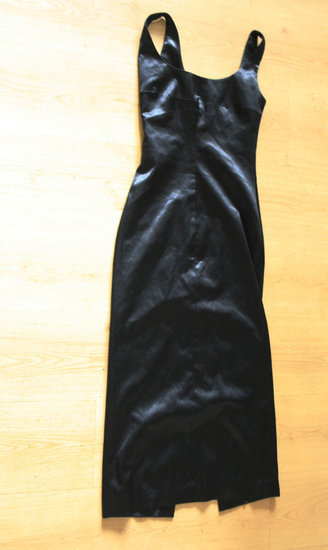 Ilga juoda blizganti suknelė