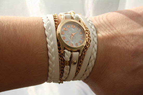 Moteriškas laikrodis su aukso spalvos apyranke