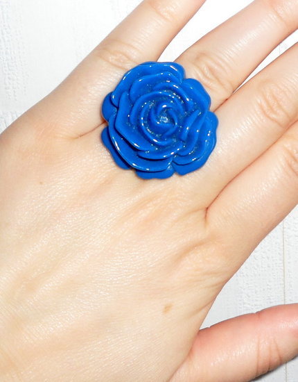 Žiedas su mėlyna gėle