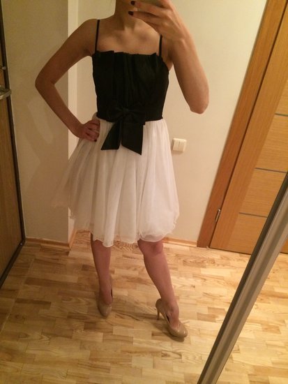 Elegantiška juodai balta proginė suknelė