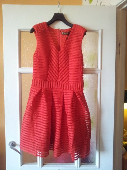 visiškai nauja raudona suknelė
