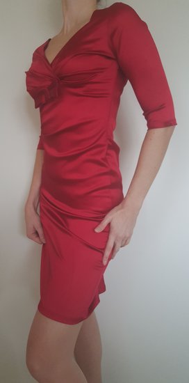Raudona, proginė suknelė