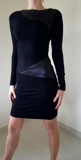 Prigludusi, juoda suknelė