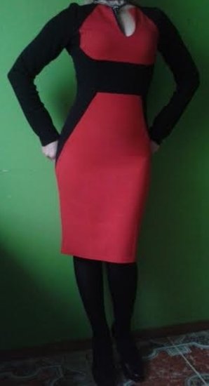 Raudona , ryški suknelė juodomis rankovėmis