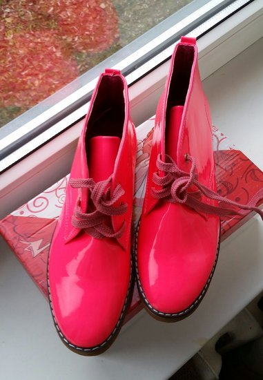 Ryškiai rožiniai lakuoti batai
