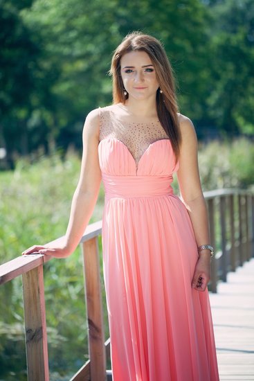 šviesiai rožinės spalvos suknelė
