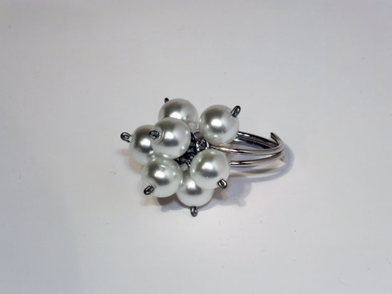 Baltų perlų žiedas
